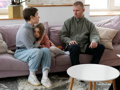 Family working together in a supportive therapy setting